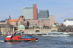 Bilder aus Hamburg St. Pauli - Blick über die Elbe zu den St. Pauli Landungsbrücken; lks. die Kuppel vom Alten Elbtunnel - die Hafenfähre Reeperbahn fährt elbaufwärts.