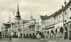 Historisches Motiv vom Marktplatz in Melnik - Arkadengang und parkende PKW, Lastwagen vor dem Rathaus der Stadt.