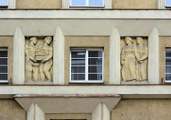 Figürlicher Fassadenschmuck in der Fensternische - Architektur der 1930er Jahre in Hradec Králové / Königgrätz.