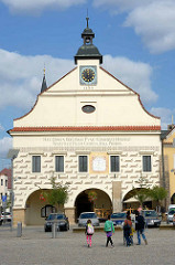 Historisches Rathaus von Dvůr Králové nad Labem / Königinhof an der Elbe; An der Stelle eines 1572 abgebrannten Vorgängerbaus wurde ein sgraffitoverziertes Rathaus durch die Baumeister Ulrico Aostalli und Franz Vlach errichtet. 1833 erfolgte ein Umba