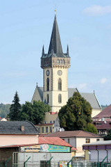 Kirchturm der ehem. romanische Dekanatskirche Johannes der Täufer in Dvůr Králové nad Labem / Königinhof an der Elbe; die Kirche wurde  Ende des 14. Jahrhunderts dreischiffig umgebaut und 1588 das Vorhaus angefügt - 1644 wurde der Turm aufgestockt.