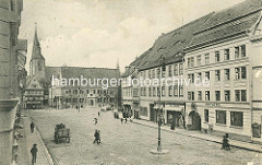 Historische Aufnahme vom Marktplatz in Quedlinburg - Hotel zum Bär, Pferdefuhrwerk; im Hintergrund das Rathaus und die Marktkirche.