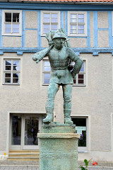 Holzmarkt in Aschersleben - auf dem Markt wurde früher das Brennholz verkauft - Brunnenfigur, Mann mit Holzkiepe - aufgestellt 1914, Bildhauer Frydag.