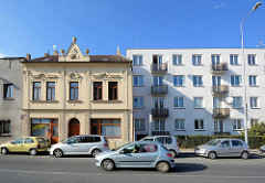 Alt + Neu; schlichter Wohnblock mit Balkons - einstöckiges Gründerzeit Wohnhaus mit Stuckelementen; Architektur in Kutná Hora / Kuttenberg.