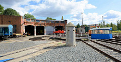 Ehem. Bahnbetriebswerk BW Aschersleben - Ringlokschuppen und Drehscheibe - im Vordergrund ein Einmannbunker / Stehbunker / Splitterschutzzelle. Das Gelände ist jetzt Sitz vom Eisenbahnclub Aschersleben.