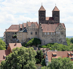 Quedlinburger Schlossberg - romanische Stiftskirche St. Servatius, geweiht 1129; Renaissanceschloss aus dem 16./17. Jahrhundert jetzt Sitz vom  Städtischen Museum.