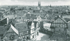 Altes Bild - Blick über die Altstadt von Quedlinburg - Fachwerkhäuser, Kirchtürme der St. Nikolaikirche.