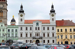 Blick über den Marktplatz / Großer Markt zum Rathaus von Hradec Králové / Königgrätz; lks. die Kuppel der Hl. Kliment Kapelle.
