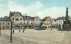 Historischer Blick über den Marktplatz von Dvůr Králové nad Labem / Königinhof an der Elbe; Jugendstilgebäude am Markt - re. die Mariensäule, in der Bildmitte der Záboj Brunnen, errichtet 1857.