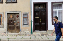 Alt + Neu, Haustüren in Quelinburg - re. restauriert mit gestrichener Fassade - lks grauer Rauputz und abblätternde Farbe / leerstehendes Gebäude.