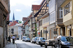 Fachwerkfassaden, parkende Autos - Steinweg in Quedlinburg.