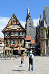 Historische Architektur in Quedlingburg - Blick vom Marktplatz zur St. Benekiktkirche / Marktkirche - Hallenkirche aus dem 15. Jahrhundert.