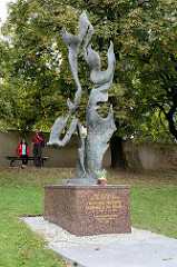 Denkmal für Jan Pallach in Melnik - Bronzeskulptur; Jan Palach (* 11. August 1948 in Mělník; † 19. Januar 1969 in Prag) war ein tschechoslowakischer Student, der sich 1969 aus Protest gegen die Niederschlagung des Prager Frühlings und gegen das Dikta