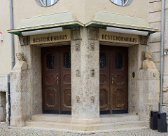 Eingang Bestehornhaus in Aschersleben - erbaut 1908; Kulturhaus.