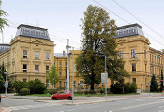 Symmetrisches Gebäude mit Innenhof - Dach mit eingedecktem andersfarbigen Schindeln - Architektur in Hradec Králové.