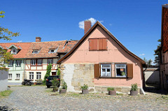 Fachwerkhäuser und Kopfsteinpflaster auf dem Münzenberg in Quedlinburg - ehem.  Sitz vom Beneditkinerinnenkloster und St. Marienkirche. Um 1539 wurde das Kloster aufgegeben  und ab 1580 von Handwerkern, fahrenden Leuten und Musikern besiedelt. Die