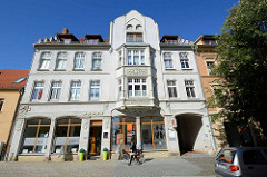 Wohnhaus, Geschäftshaus mit Jugendstil / Art Nouveau Fassade in der Wilhelmstraße / Aschersleben.