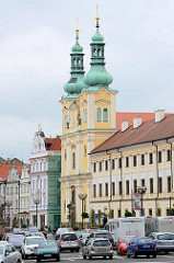 Marktplatz von Hradec Králové / Königgrätz; re. die ehemalige Jesuitenkirche - barocke Kirche Mariä Himmelfahrt; erbaut 1666 - Architekt Carlo Lurago.