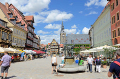 Markt von Quedlinburg - im Vordergrund Bronzeskulpturen der Münzenberger Wandermusikanten auf dem Marktplatz von Quedlinburg - Bildhauer Wolfgang Dreysse 1979; im Hintergrund das Rathaus und der Kirchturm der Marktkirche / St. Benedikt-Kirche.