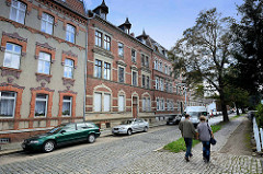 Mietswohnungen - Arbeiterwohnungen, Gründerzeitarchitektur; Ziegelfassade und Dachfenster - Wohnblocks in Aschersleben.
