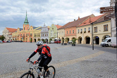 Marktplatz von Mělník - historische Randbebauung im Baustil der Renaissance oder Barock; im Hintergrund das Rathaus, ursprünglich 1398 erbaut, im letzten Viertel des 17. Jahrhunderts Barockumbau.