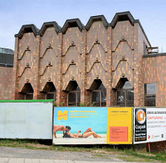 Architektur mit Kachelfassade - Gebäude in Mělník, Werbetafeln - Urlaubswerbung am Strand.