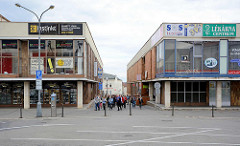 Moderne einstöckige Geschäftshäuser - Einzelhandel, Touristengruppe in Mělník.