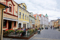 Historische Altstadt von Mělník - restaurierte Wohnhäuser, Geschäfte - Restaurant mit Holzterrasse, Geranien am Geländer.
