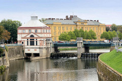 Blick zur Mährischen Brücke in Hradec Králové / Königgrätz; Gebäude vom Wasserkraftwerk, erbaut 1914 - im Hintergrund das Biskupské gymnázium Bohuslava Balbína an der Adler / Orlice, Nebenfluss der Elbe.