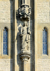 Skulptur an der Fassade vom Dom der Heiligen Barbara / Chrám svaté Barbory in Kutná Hora / Kuttenberg; gotischer Kirchenbau auf der Weltkulturerbe- Liste der UNESCO.