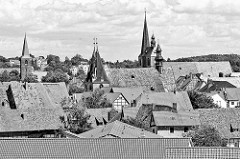 Dächer der Altstadt von Quedlinburg - im Vordergrund die St. Blasii Kirche, re. davon die Kircht St. Benedikt / Marktkirche, lks. der Kirchturm  die St. Aegidii Kirche.