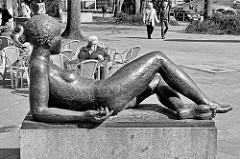 Liegender Frauenakt - Bronzeskulptur am Gorch Fock Wall; Bildhauer Edgar Augustin.