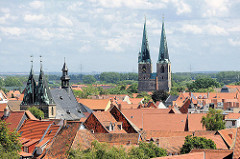 Blick über die Dächer der Stadt Quedlinburg - re. die St. Nikolai Kirche, lks. die St. Blasii Kirche.