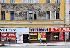 Aufwändiges Fassadenfries - Wandrelief; Hausfassade in  Nymburk / Neuenburg an der Elbe; Darstellung von Elisabeth - Königin von Böhmen 1311–1330 - die ihren zukünftigen Mann, den 14 jährigen Johann von Luxemburg mit Gefolge trifft.