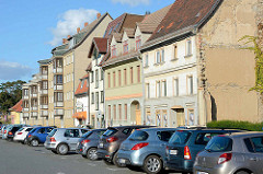 Mehrgeschossige Wohnhäuser unterschiedlicher Baustile, Architekturformen - parkende Autos; Fotos aus Aschersleben.