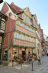 Alte Fachwerkgebäude in der Breiten Straße von Quedlinburg - re. vorkragendes Fachwerkhaus von 1560 im Stil der Frührenaissance, reiches Schnitzwerk und Malereien.