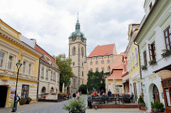 Fussgängerzone mit Aussengastronomie - Blick zum Schloss Mělník.
