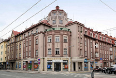 Wohnblock, Eckhaus - Art Deco Architektur in Hradec Králové / Königgrätz; Fassadenfarbe Aubergine, hell / dunkel.