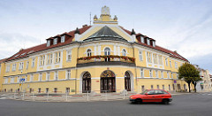 Gebäude vom Bezirksgericht / Okresní soud in Melnik - Eckgebäude mit rundem Eingangsbereich, Balkon mit Geranien - Wappen im Giebel.