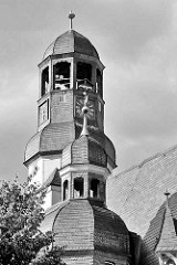 Kuppel vom gotische Turm am Rathaus von Aschersleben - dahinter der höhere Uhrenturm hat ein Uhrwerk von 1580 - zwei vergoldete Ziegenböcke, die bei jeder Viertelstunde mit den Hörnern zusammenstossen.