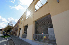 Alte Hausfassade, dahinter Neubau - ehem. Fabrikationsgebäude Industriearchitektur der Maschinenfabrik Billeter / WEMA in Aschersleben.