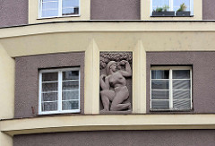Figürliches Fassadendekor in der Fensternische, nackte Frau mit Apfel unter einem Baum - Architektur der 1930er Jahre in Hradec Králové / Königgrätz.