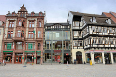 Unterschiedliche Bauformen, Baustile am Markt von Quedlinbburg - Gründerzeitachitektur, Sternehaus - moderne Glasfassade, Quedlinburger Touristen Information - Fachwerkgebäude.