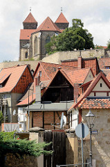 Verwinkelte Häuser mit Satteldach - Schlossberg von Quedlinburg mit Stiftskirche St. Servatius.