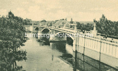 Historisches Foto der Steinbrücke über die Elbe in Nymburk / Neuenburg / Tschechien; Steinpfeiler mit Lampen, Kandelaber - Jugendstilarchitektur, Art Nouveau Baustil.