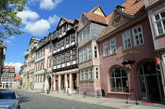Fachwerkarchitektur am Kornmarkt von Quedlinburg - re. die Adler- und Ratsapotheke, gegründet 1578; Teile des Gebäudes Frühgotik.