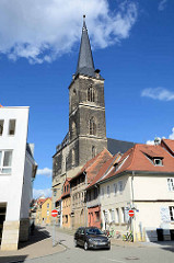 Kirchturm der St. Stephani Kirche in Aschersleben; gotische Hallenkirche, erbaut von 1406 - 1507.