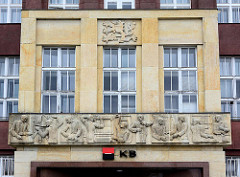 Architektur der 1920er Jahre - Fassadendekoration, Relief über dem Eingang eines Verwaltungsgebäude in Hradec Králové / Königgrätz.