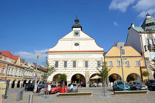 Marktplatz von Dvůr Králové nad Labem / Königinhof an der Elbe; Blick auf das Rathausgebäude, es wurde n der Stelle eines 1572 abgebrannten Vorgängerbaus wurde ein sgraffitoverziertes Rathaus durch die Baumeister Ulrico Aostalli und Franz Vlach erric