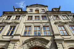 Fassade, Eingang vom Palais Salfeld / am Kornmarkt in Quedlinburg - Repräsentationsbau mit Wohnhaus von 1737 - Barock Architektur; ab 1815 Sitz vom Kreisgericht Aschersleben; jetzt Tagungs- und Veranstaltungszentrum.
